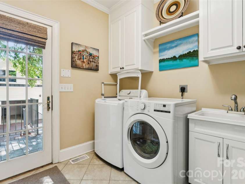 2623 Roswell Avenue, Charlotte, NC 28209.  MLS# CAR4372327, YatesRealty ID 25742. 