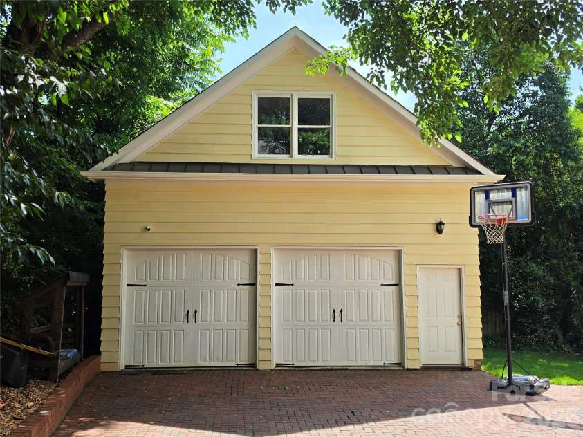 2623 Roswell Avenue, Charlotte, NC 28209.  MLS# CAR4372327, YatesRealty ID 25742. 