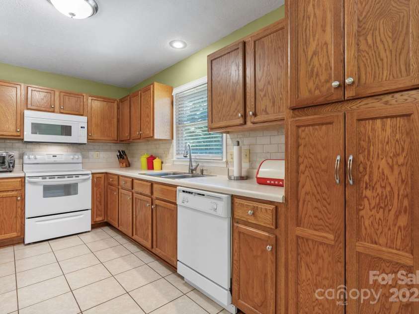 123 Clearwater Drive, Morganton, NC 28655.  MLS# CAR4280716, YatesRealty ID 25749. 