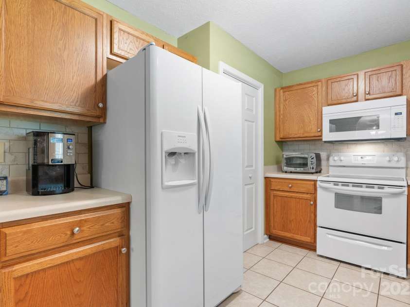 123 Clearwater Drive, Morganton, NC 28655.  MLS# CAR4280716, YatesRealty ID 25749. 