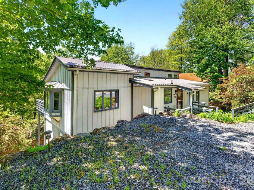 334 Harbor Lake Road, Newland, NC 28657.  MLS# CAR4377588, YatesRealty ID 25749. 