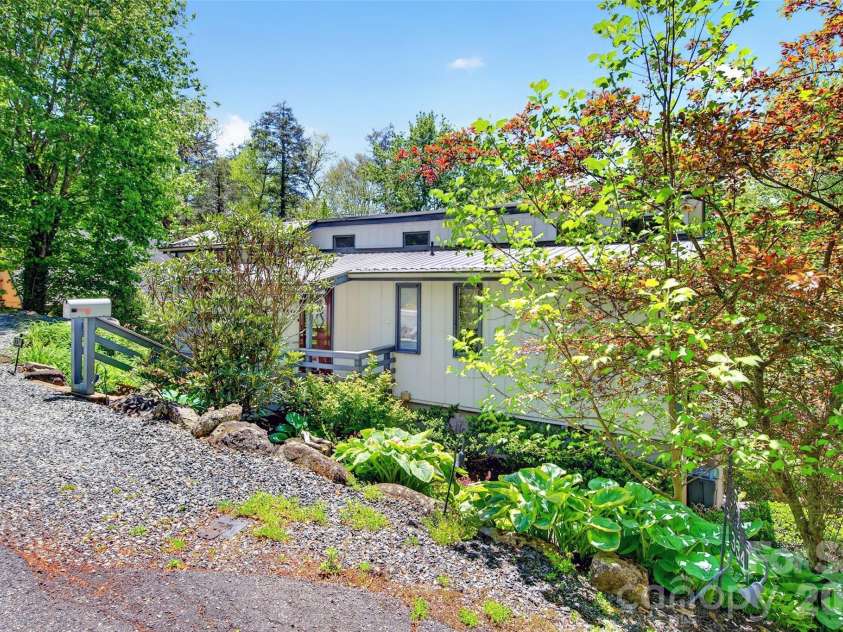 334 Harbor Lake Road, Newland, NC 28657.  MLS# CAR4377588, YatesRealty ID 25749. 