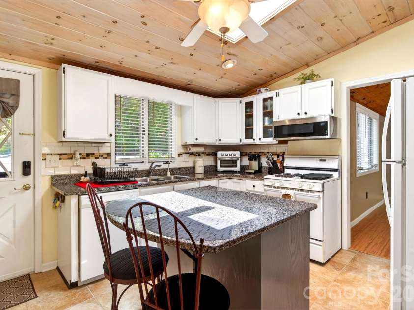 334 Harbor Lake Road, Newland, NC 28657.  MLS# CAR4377588, YatesRealty ID 25749. 