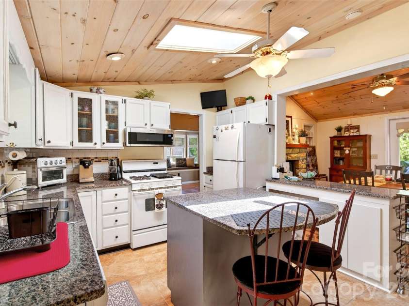 334 Harbor Lake Road, Newland, NC 28657.  MLS# CAR4377588, YatesRealty ID 25749. 