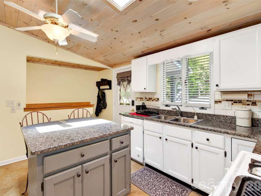 334 Harbor Lake Road, Newland, NC 28657.  MLS# CAR4377588, YatesRealty ID 25749. 