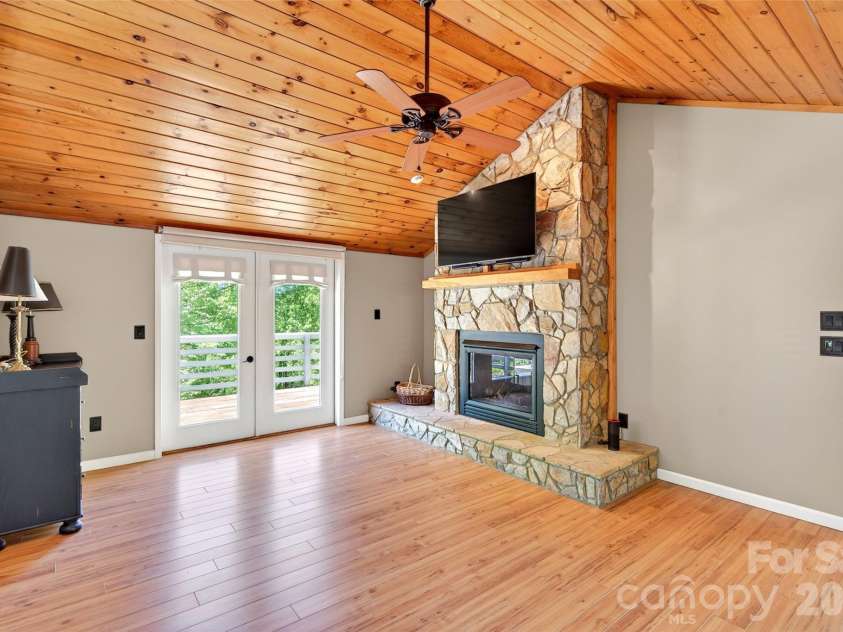 334 Harbor Lake Road, Newland, NC 28657.  MLS# CAR4377588, YatesRealty ID 25749. 