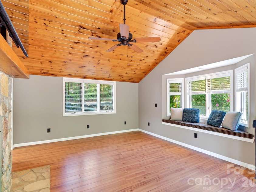 334 Harbor Lake Road, Newland, NC 28657.  MLS# CAR4377588, YatesRealty ID 25749. 