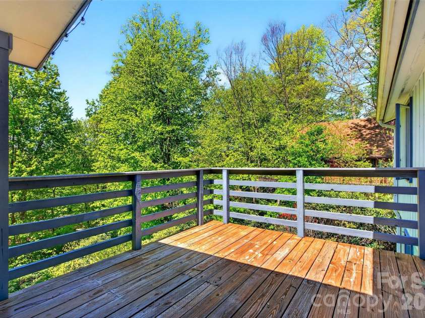334 Harbor Lake Road, Newland, NC 28657.  MLS# CAR4377588, YatesRealty ID 25749. 