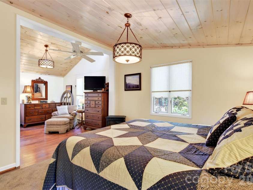 334 Harbor Lake Road, Newland, NC 28657.  MLS# CAR4377588, YatesRealty ID 25749. 