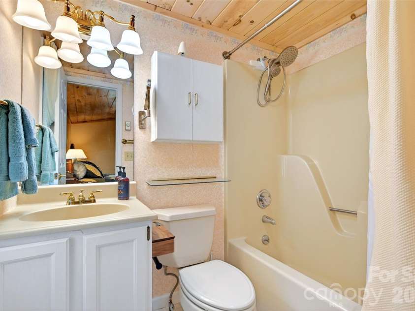 334 Harbor Lake Road, Newland, NC 28657.  MLS# CAR4377588, YatesRealty ID 25749. 