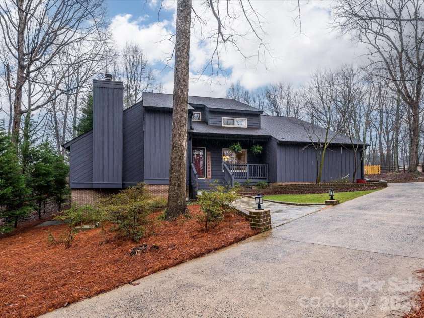 5232 Begonia Drive, Charlotte, NC 28215.  MLS# CAR4350341, YatesRealty ID 2575. 