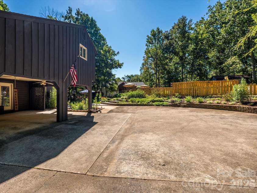 5232 Begonia Drive, Charlotte, NC 28215.  MLS# CAR4350341, YatesRealty ID 2575. 