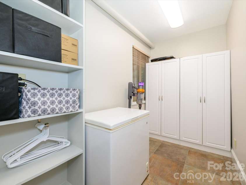 5232 Begonia Drive, Charlotte, NC 28215.  MLS# CAR4350341, YatesRealty ID 2575. 