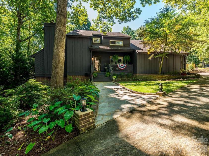 5232 Begonia Drive, Charlotte, NC 28215.  MLS# CAR4350341, YatesRealty ID 2575. 