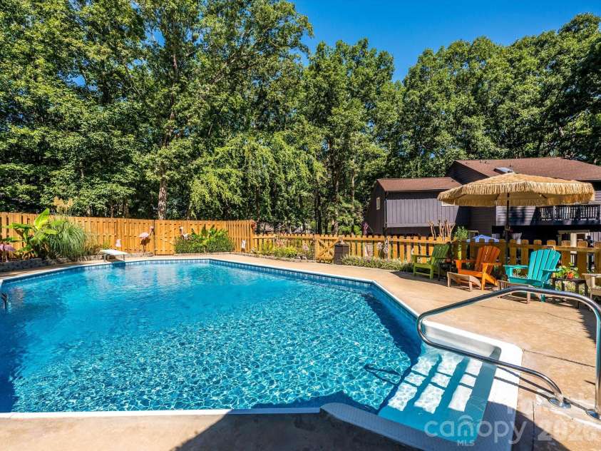 5232 Begonia Drive, Charlotte, NC 28215.  MLS# CAR4350341, YatesRealty ID 2575. 