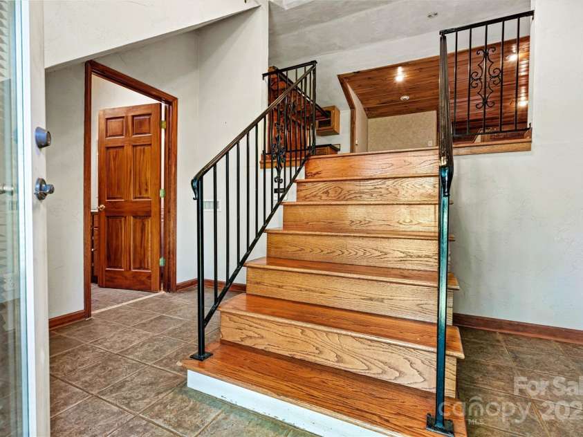 3724 County Home Road, Conover, NC 28613.  MLS# CAR4275725, YatesRealty ID 25751. Side Entry Foyer