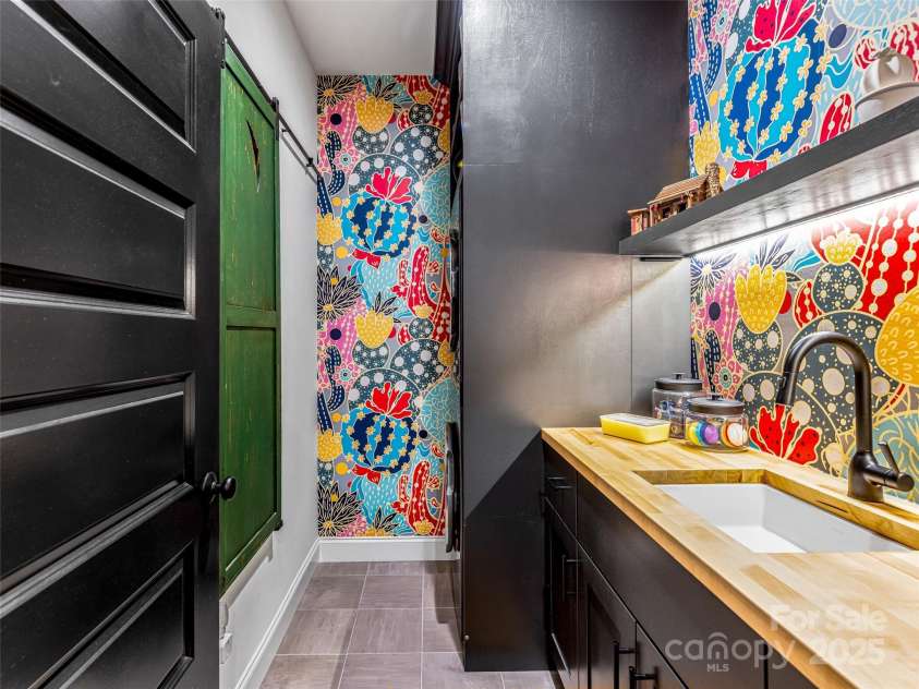 244 Barebridge Drive, Burnsville, NC 28714.  MLS# CAR4279685, YatesRealty ID 25755. 