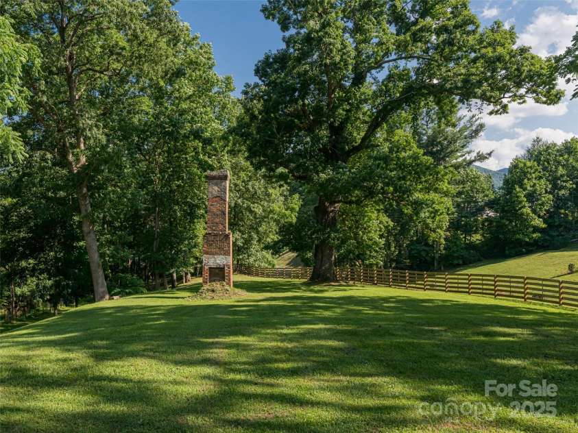 244 Barebridge Drive, Burnsville, NC 28714.  MLS# CAR4279685, YatesRealty ID 25755. 