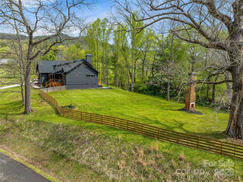 244 Barebridge Drive, Burnsville, NC 28714.  MLS# CAR4279685, YatesRealty ID 25755. 