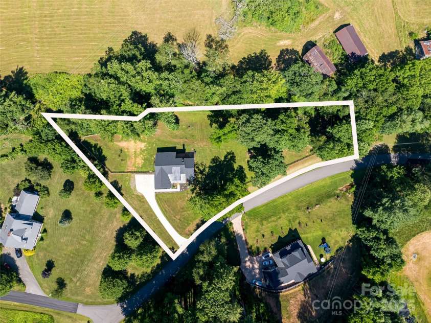 244 Barebridge Drive, Burnsville, NC 28714.  MLS# CAR4279685, YatesRealty ID 25755. 