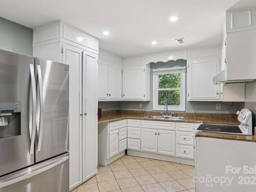 1416 Roy Dula Place, Lenoir, NC 28645.  MLS# CAR4279035, YatesRealty ID 25757. Kitchen