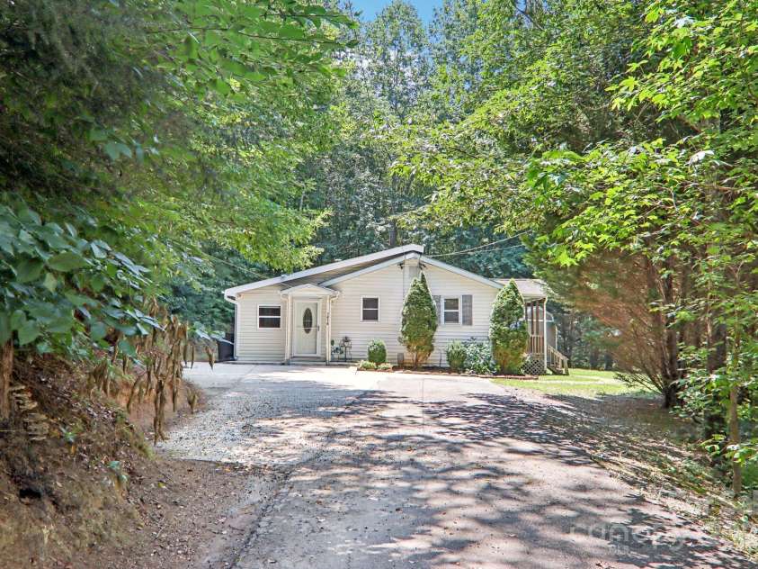 1416 Roy Dula Place, Lenoir, NC 28645.  MLS# CAR4279035, YatesRealty ID 25757. Welcome home