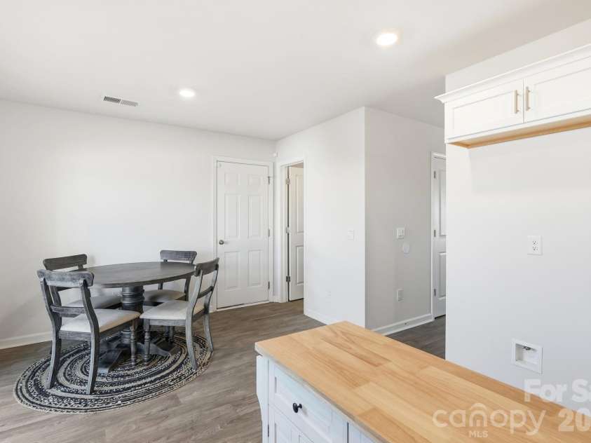 640 Joshua Tree Lane, Winston Salem, NC 27127.  MLS# CAR4386935, YatesRealty ID 25757. Dining area