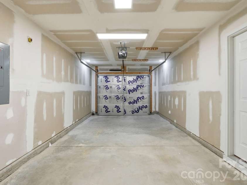 640 Joshua Tree Lane, Winston Salem, NC 27127.  MLS# CAR4386935, YatesRealty ID 25757. Garage