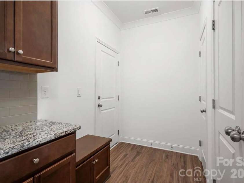 10028 Trailhead Way, Huntersville, NC 28078.  MLS# CAR4382160, YatesRealty ID 25758. Drop area at garage