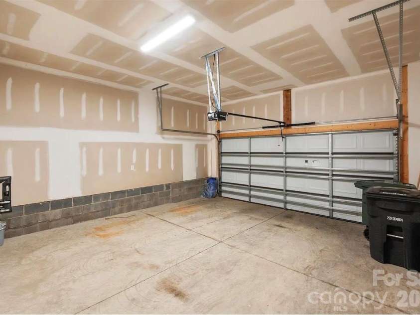 10028 Trailhead Way, Huntersville, NC 28078.  MLS# CAR4382160, YatesRealty ID 25758. Garage