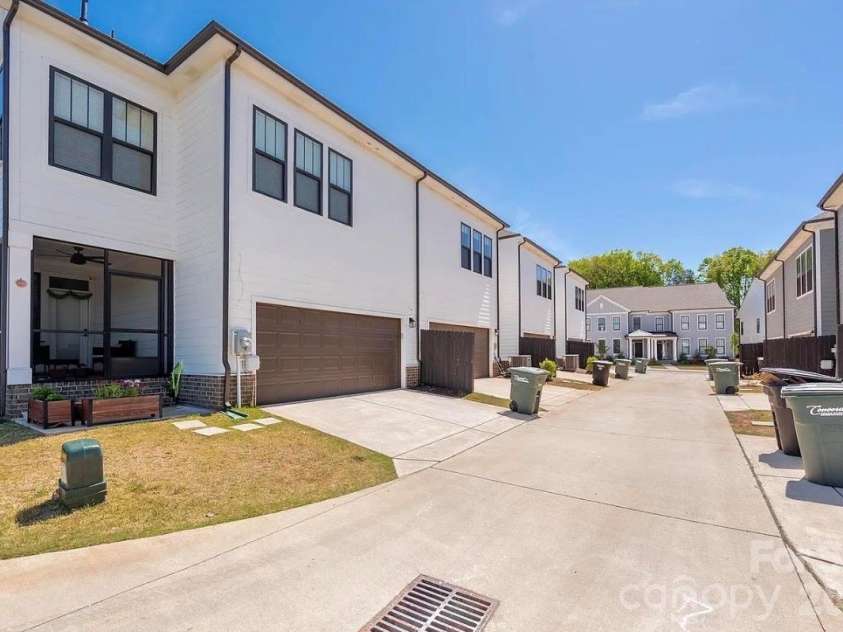 10028 Trailhead Way, Huntersville, NC 28078.  MLS# CAR4382160, YatesRealty ID 25758. Parking