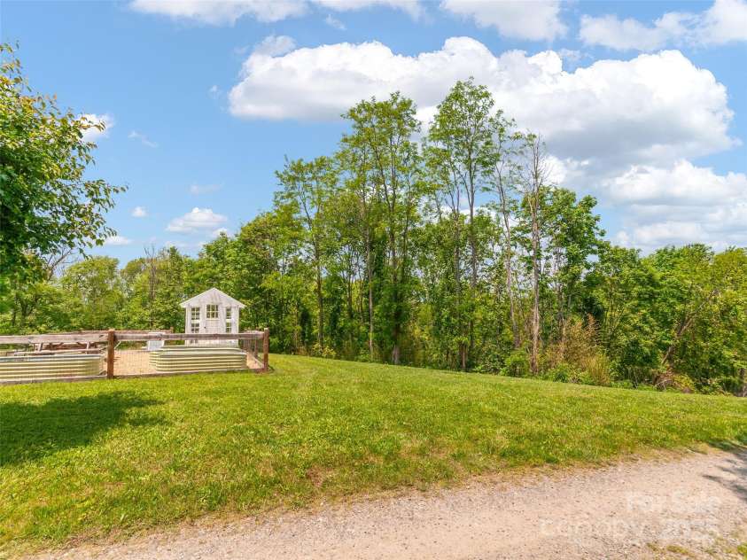 540 Windswept Ridge Road, Canton, NC 28716.  MLS# CAR4267189, YatesRealty ID 25758. 