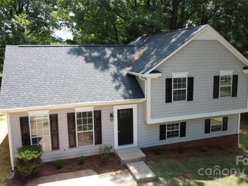 3140 Periwinkle Court, Charlotte, NC 28269.  MLS# CAR4278016, YatesRealty ID 25759. 