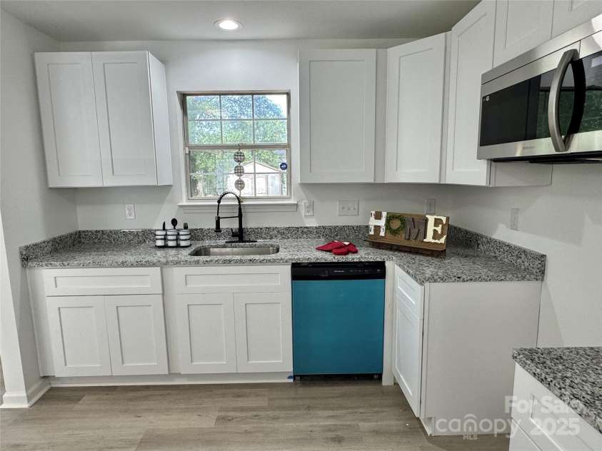 3140 Periwinkle Court, Charlotte, NC 28269.  MLS# CAR4278016, YatesRealty ID 25759. 