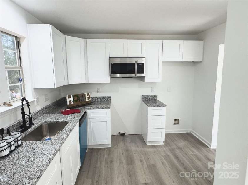 3140 Periwinkle Court, Charlotte, NC 28269.  MLS# CAR4278016, YatesRealty ID 25759. 