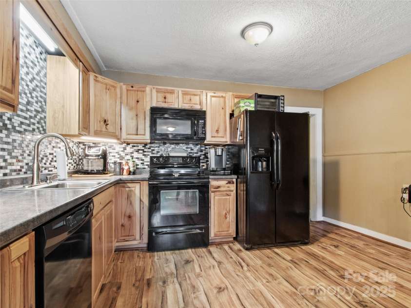 56 Love Fox Road, Burnsville, NC 28714.  MLS# CAR4277030, YatesRealty ID 25760. 