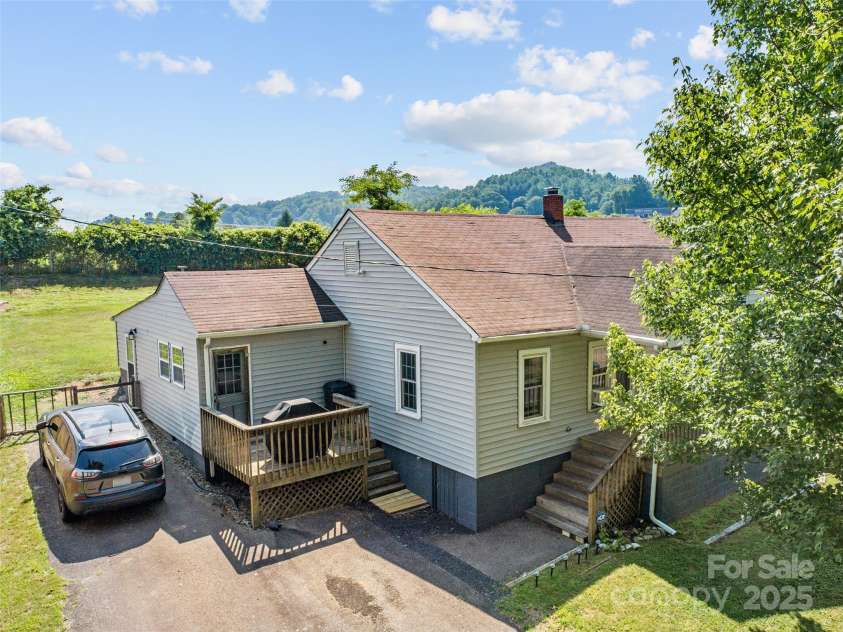56 Love Fox Road, Burnsville, NC 28714.  MLS# CAR4277030, YatesRealty ID 25760. 