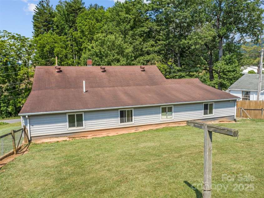 56 Love Fox Road, Burnsville, NC 28714.  MLS# CAR4277030, YatesRealty ID 25760. 