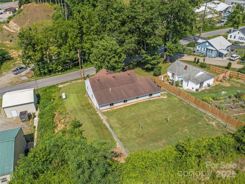 56 Love Fox Road, Burnsville, NC 28714.  MLS# CAR4277030, YatesRealty ID 25760. 