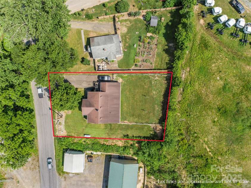 56 Love Fox Road, Burnsville, NC 28714.  MLS# CAR4277030, YatesRealty ID 25760. 