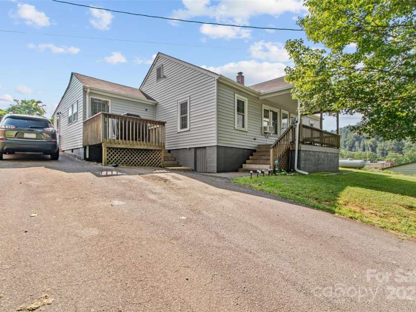 56 Love Fox Road, Burnsville, NC 28714.  MLS# CAR4277030, YatesRealty ID 25760. 