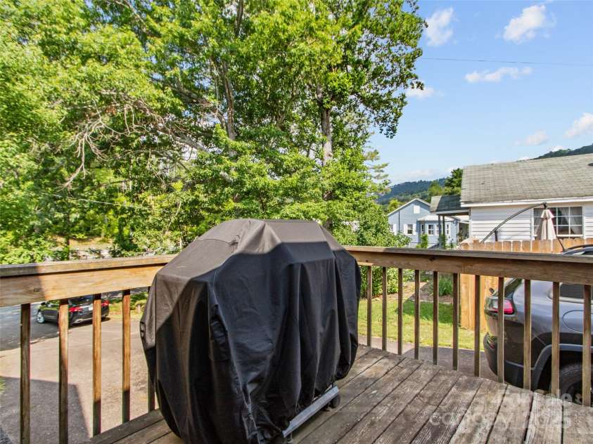 56 Love Fox Road, Burnsville, NC 28714.  MLS# CAR4277030, YatesRealty ID 25760. 