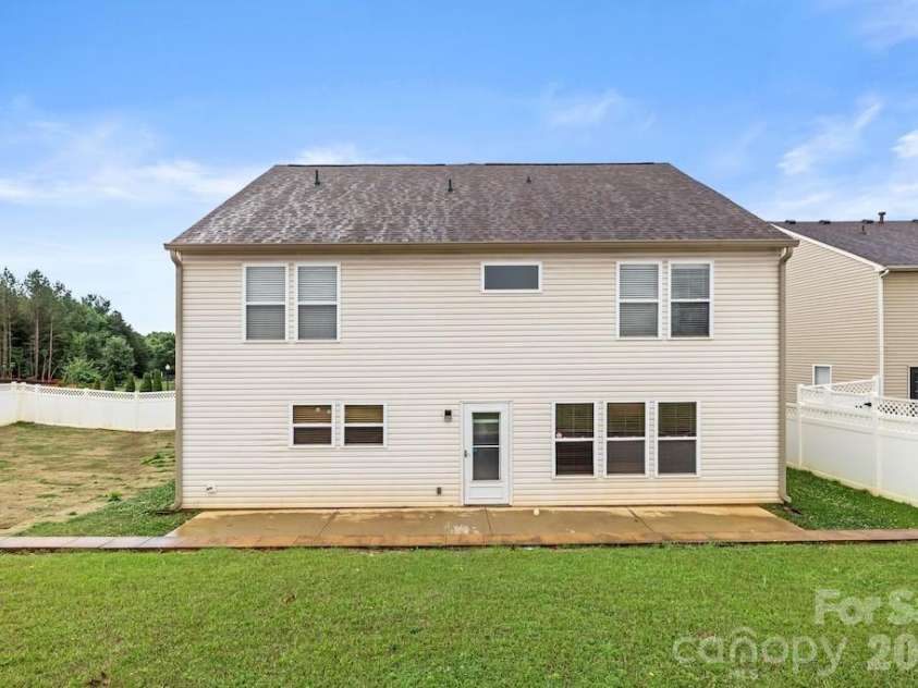 3272 Table Rock Drive, Gastonia, NC 28052.  MLS# CAR4385493, YatesRealty ID 25761. Backyard and patio