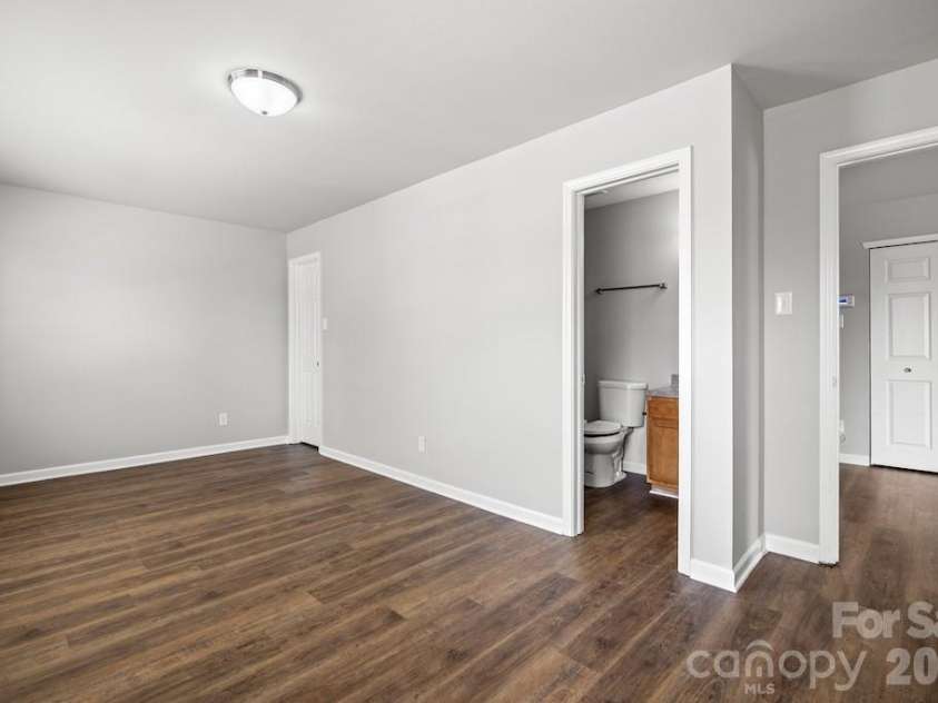 3272 Table Rock Drive, Gastonia, NC 28052.  MLS# CAR4385493, YatesRealty ID 25761. Upper level bedroom with ensuite bathroom