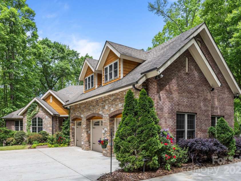 11280 Mcfalls Drive, Indian Land, SC 29707.  MLS# CAR4225880, YatesRealty ID 25762. Beautiful surroundings at this amazing property.