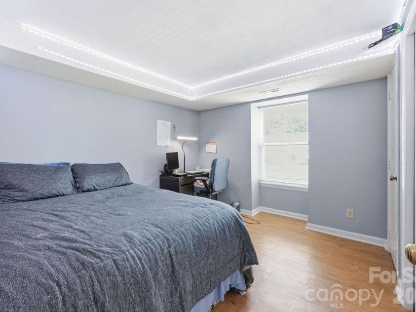 9501 Shannon Green Drive, Charlotte, NC 28213.  MLS# CAR4381985, YatesRealty ID 25762. 