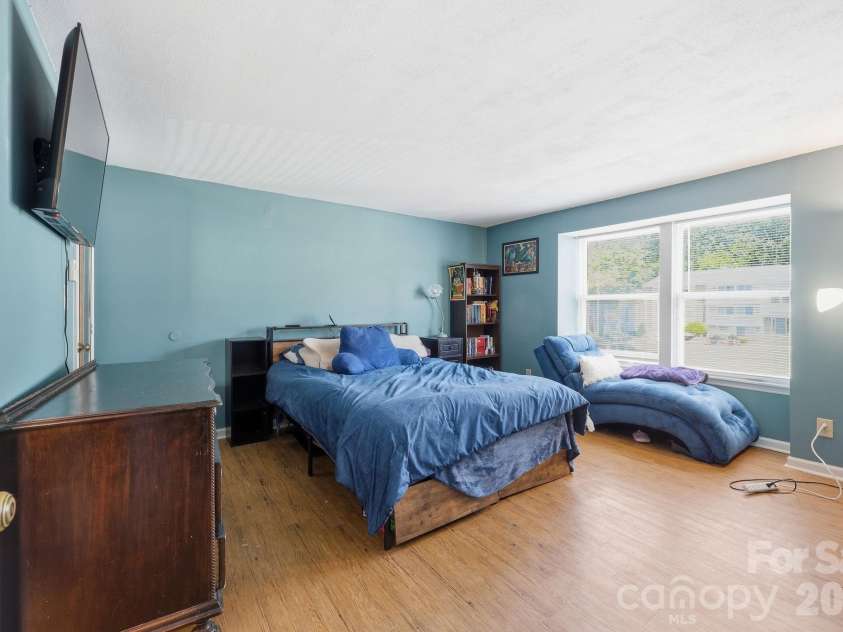 9501 Shannon Green Drive, Charlotte, NC 28213.  MLS# CAR4381985, YatesRealty ID 25762. 