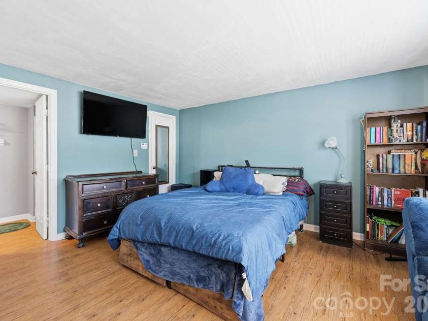 9501 Shannon Green Drive, Charlotte, NC 28213.  MLS# CAR4381985, YatesRealty ID 25762. 