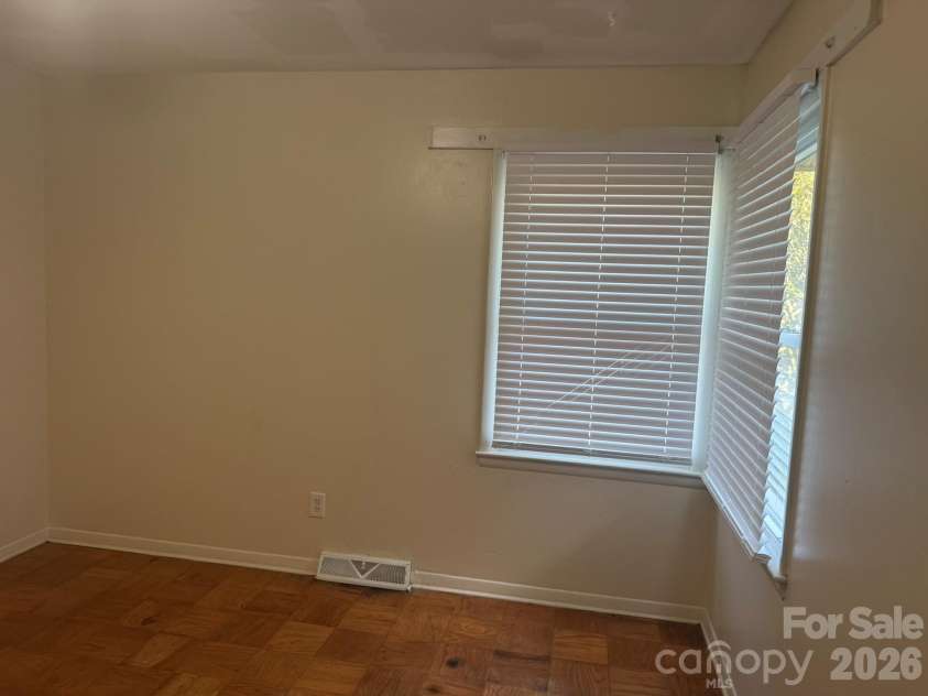 4915 Malibu Drive, Charlotte, NC 28215.  MLS# CAR4386939, YatesRealty ID 25764. 