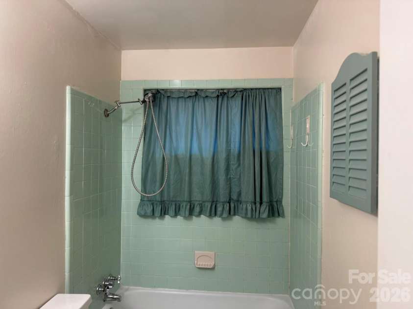 4915 Malibu Drive, Charlotte, NC 28215.  MLS# CAR4386939, YatesRealty ID 25764. 